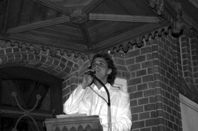 Peter Brings auf der Kanzel
